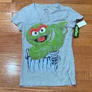 Sesame Street Gray Tee with Green Oscar Design - V neck - size Medium